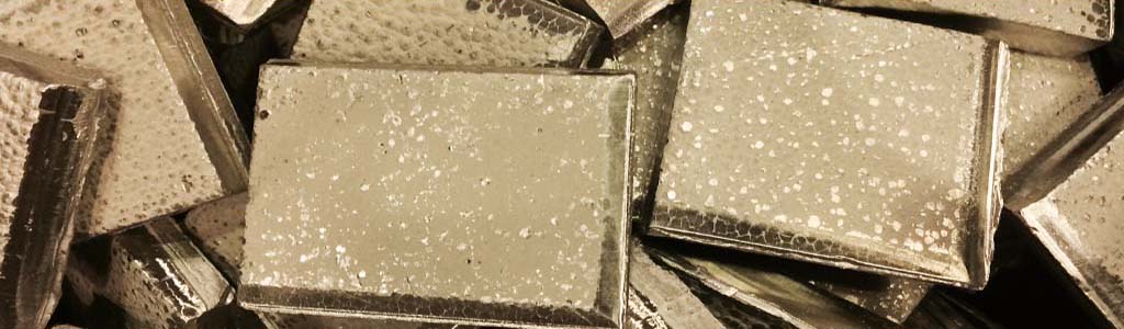 Nahaufnahme von Elektrolyt Nickel-Kathoden. Diese sehen aus wie goldig glänzende kleine Fliesen.