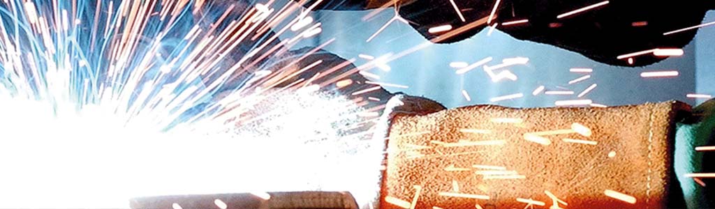 Schweißer mit Nickeldraht in Aktion